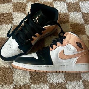 Air Jordan 1 mid sneakers